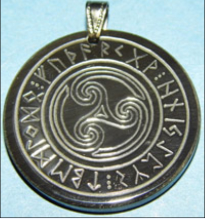 Anhänger- Amulett-Triskele im Runenkreis Anhänger- Amulett-Triskele im Runenkreis